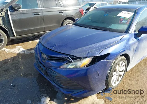 2018 Toyota Camry Le из США, поврежденный, VIN 4T1B11HK2JU667157